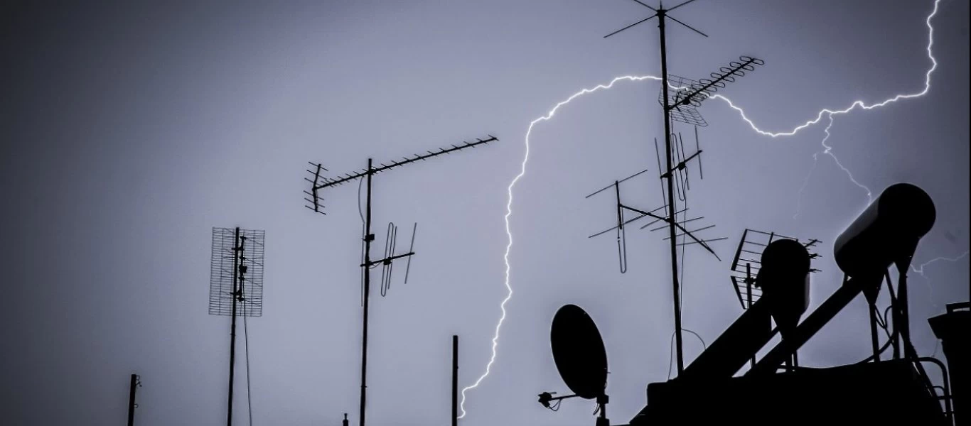 Κεραυνός έπεσε πάνω σε σπίτι στη Θεσσαλονίκη (βίντεο)